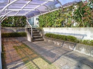 カーポート下芝生、低木剪定後