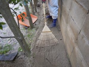 写真：人力除草後の均し