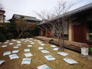 写真：目土入れ