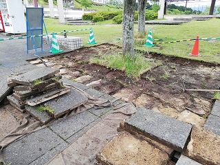 写真：平板の撤去